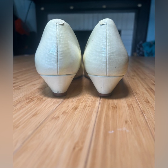 Cole Haan Kitten Heel Criss Cross Ivory Textured Patent leather size 9.5 - Picture 14 of 15